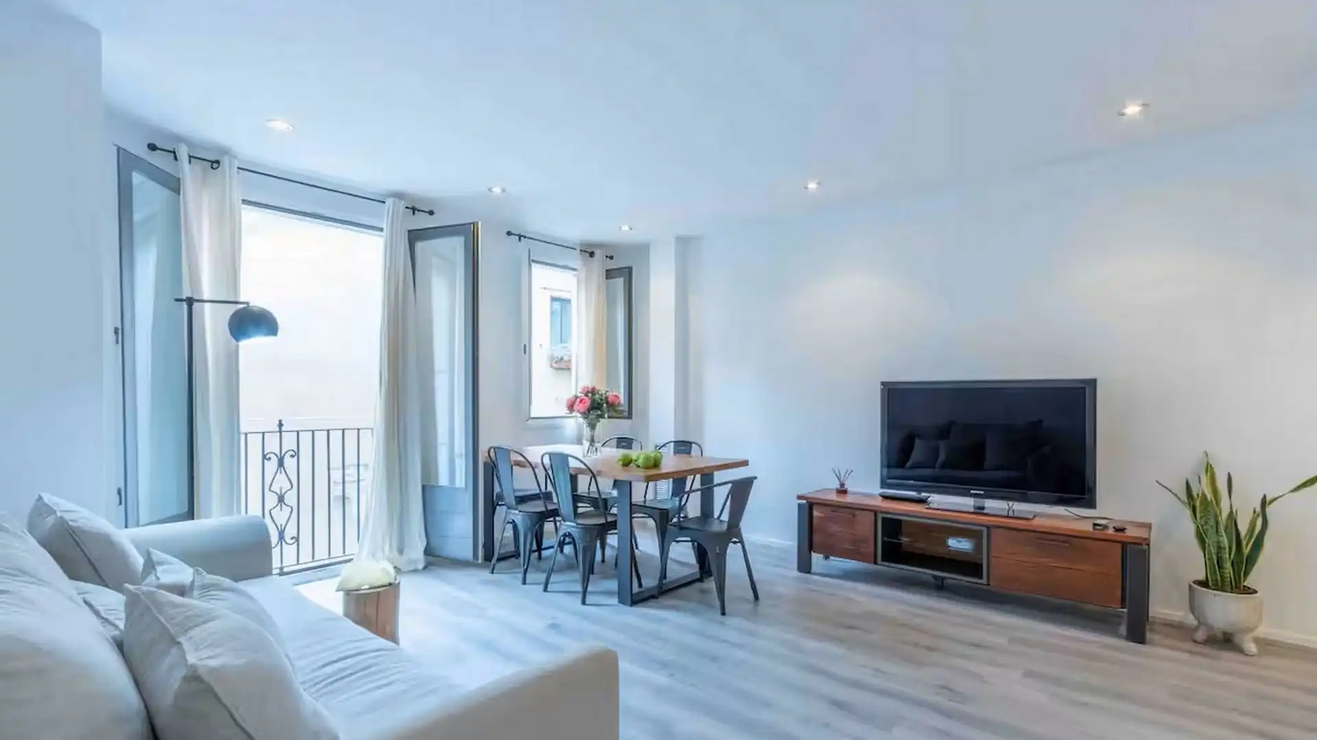 Sala de estar de Apartamento de alquiler en Girona Capital con Aire acondicionado, Calefacción y Jardín privado