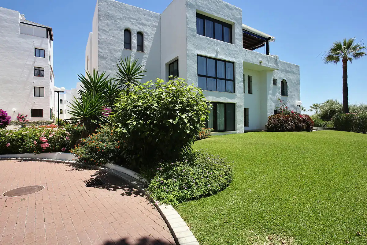 Außenansicht von Erdgeschoss zur Miete in Marbella mit Klimaanlage, Terrasse und Schwimmbad