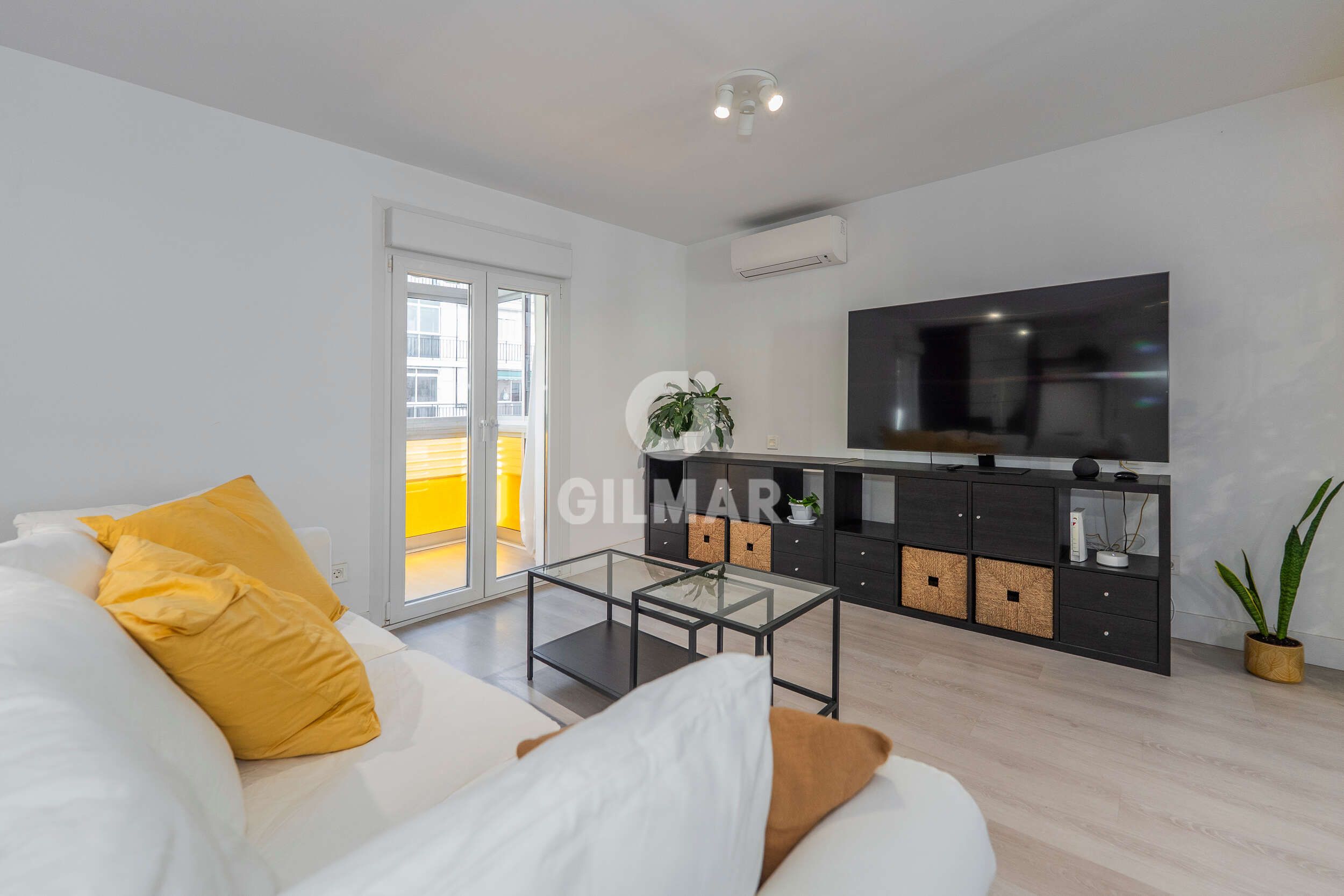 Sala d'estar de Pis en venda en  Madrid Capital amb Calefacció i Balcó