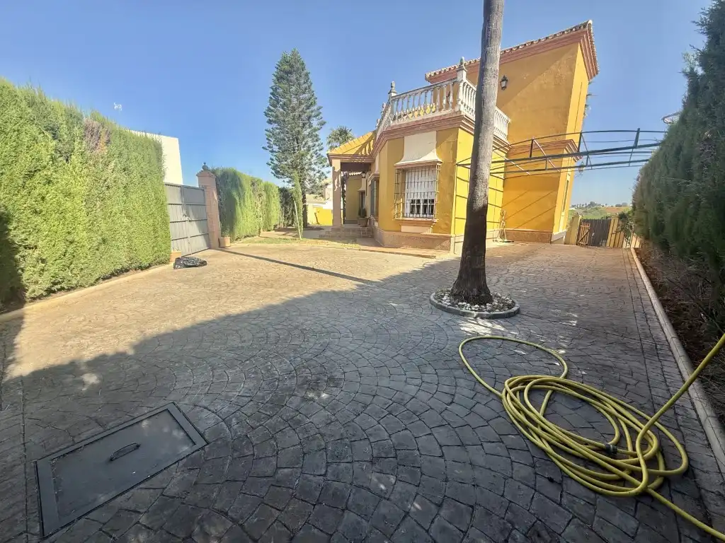 Vista exterior de Casa o chalet en venta en Mairena del Alcor con Amueblado y Balcón