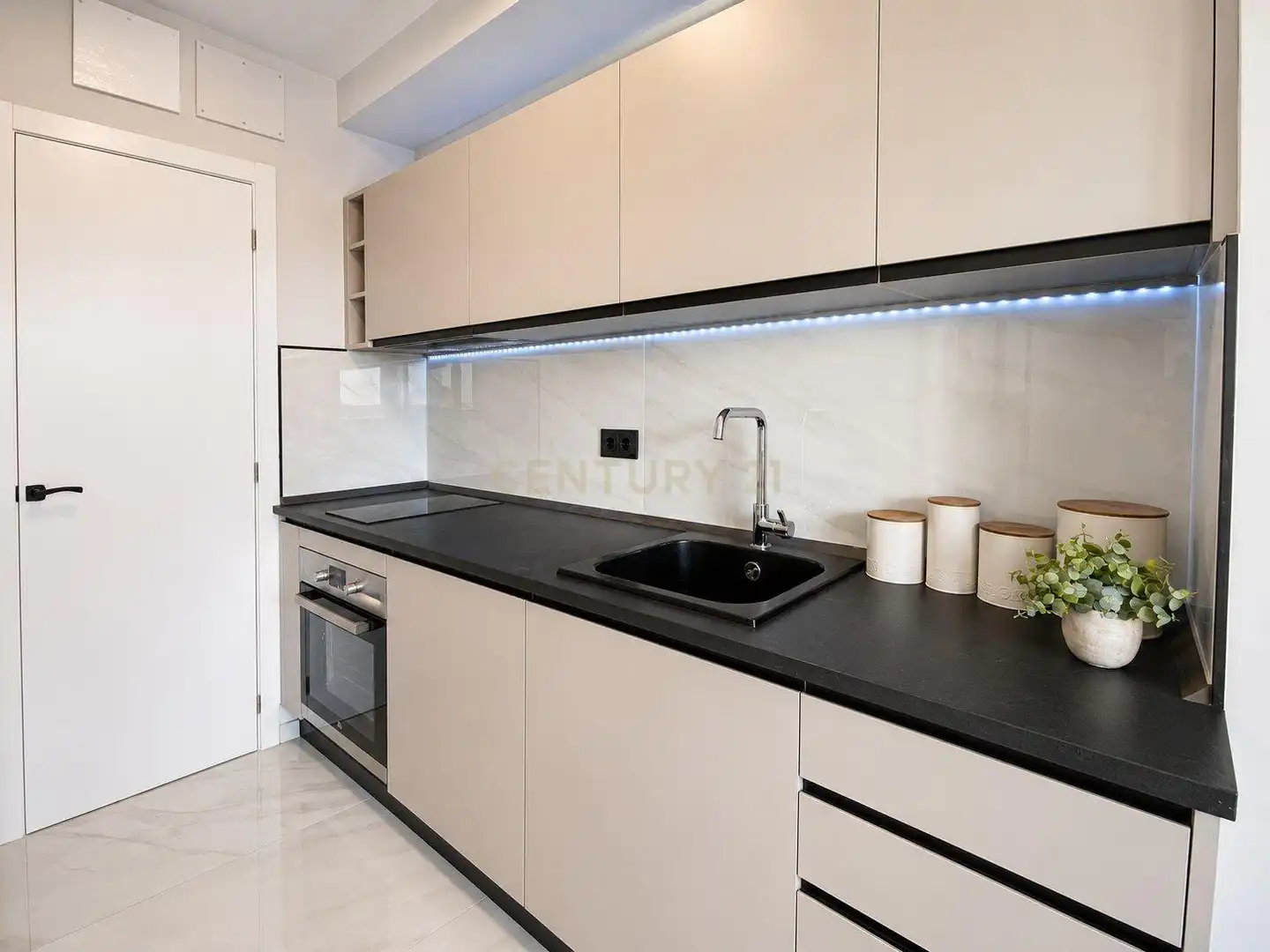 Kitchen of Study for sale in Marbella  with Air Conditioner, Oven and TV