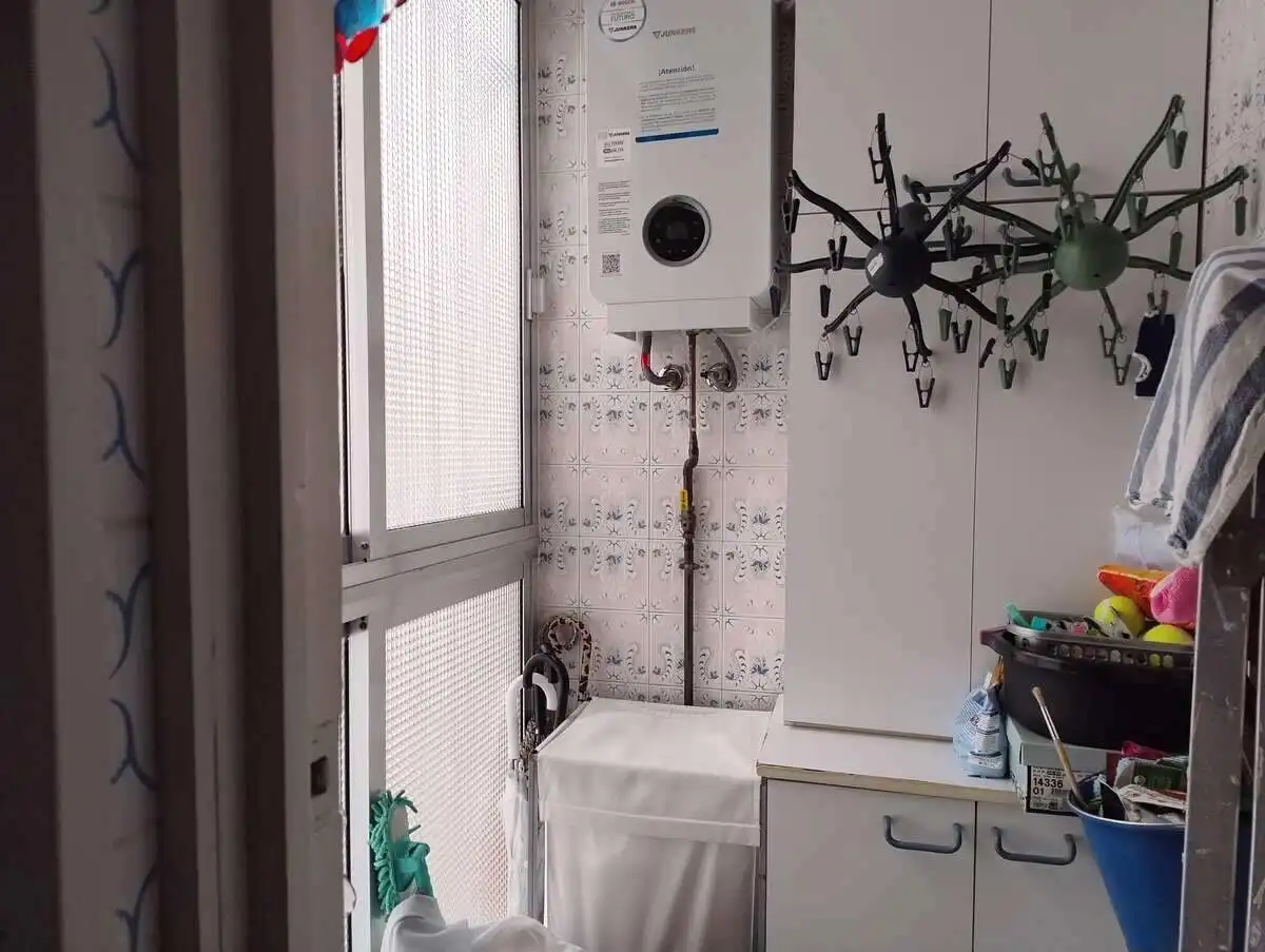 Bathroom of Flat for sale in Sevilla  with Air Conditioner and Balcony