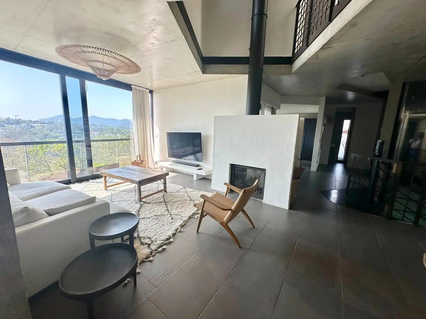 Sala d'estar de Casa adosada en venda en Donostia - San Sebastián  amb Aire condicionat, Calefacció i Jardí privat