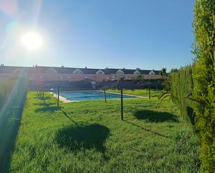 Jardí de Casa adosada en venda en La Puebla del Río amb Aire condicionat, Terrassa i Piscina comunitària