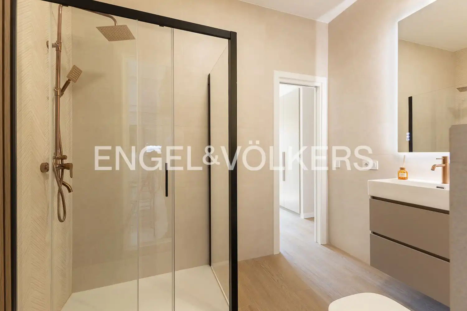 Baño de Piso en venta en Valencia con Aire acondicionado, Calefacción y Terraza