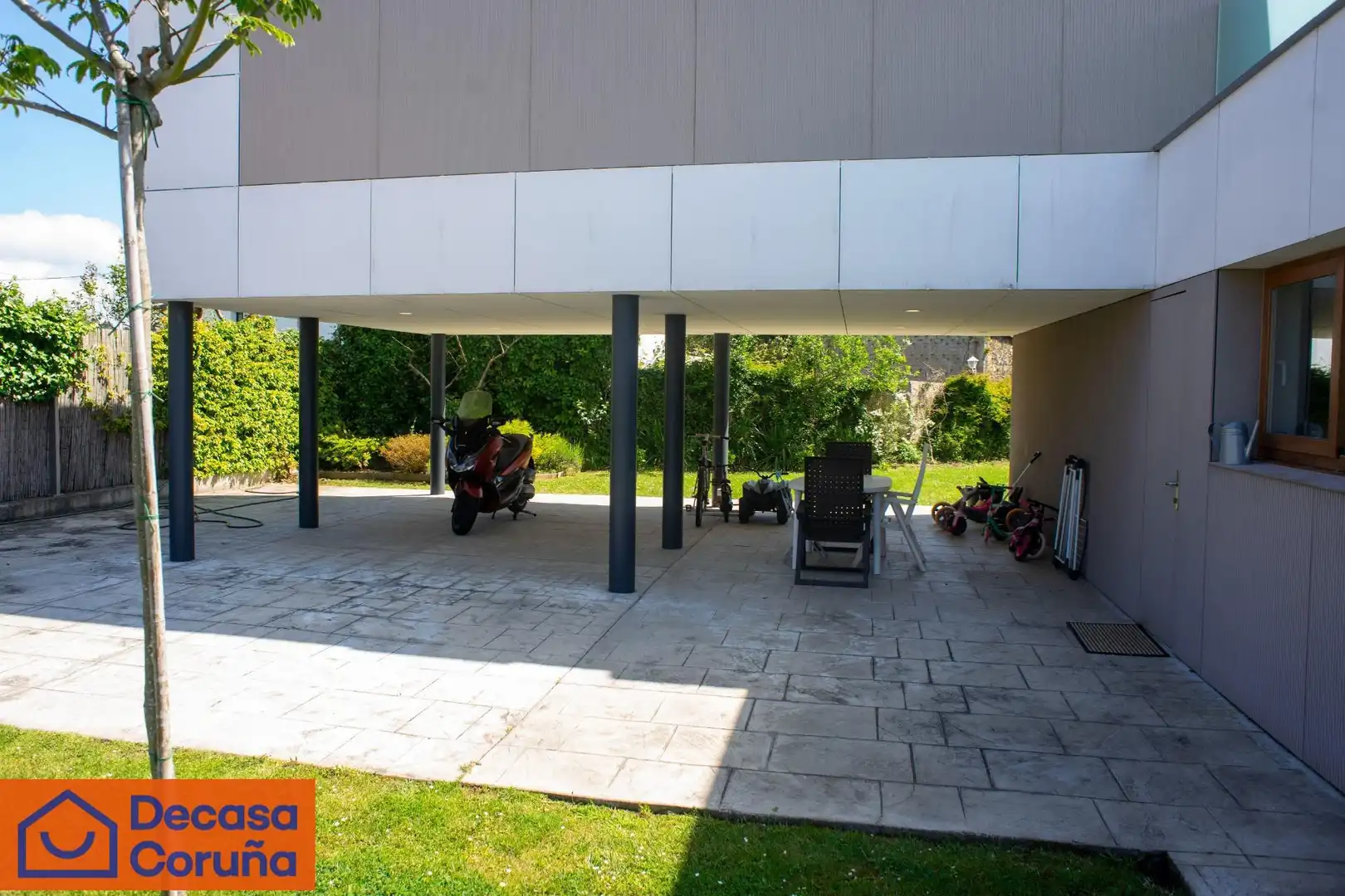 Vista exterior de Casa o xalet en venda en Oleiros amb Aire condicionat, Calefacció i Jardí privat