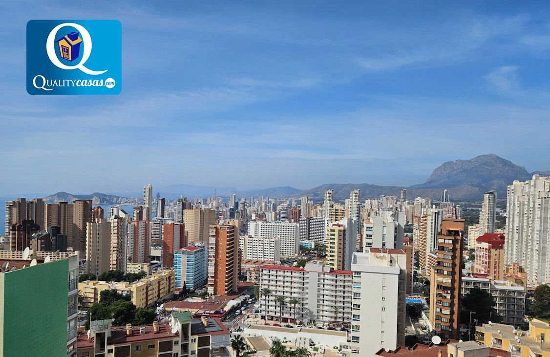 Vista exterior de Piso en venta en Benidorm con Aire acondicionado, Terraza y Piscina comunitaria