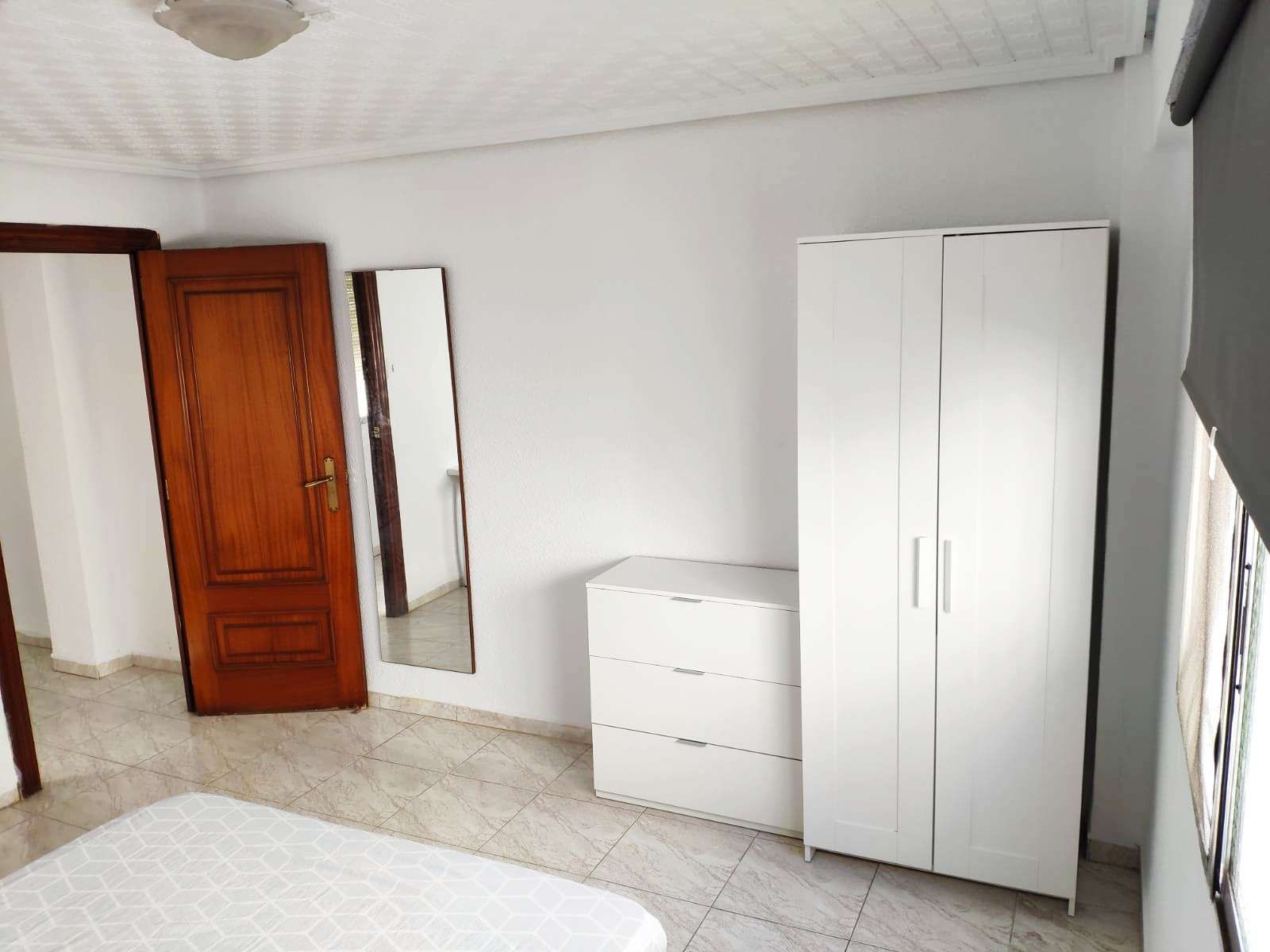 Bedroom of Flat to share in  Valencia Capital  with Air Conditioner and Terrace