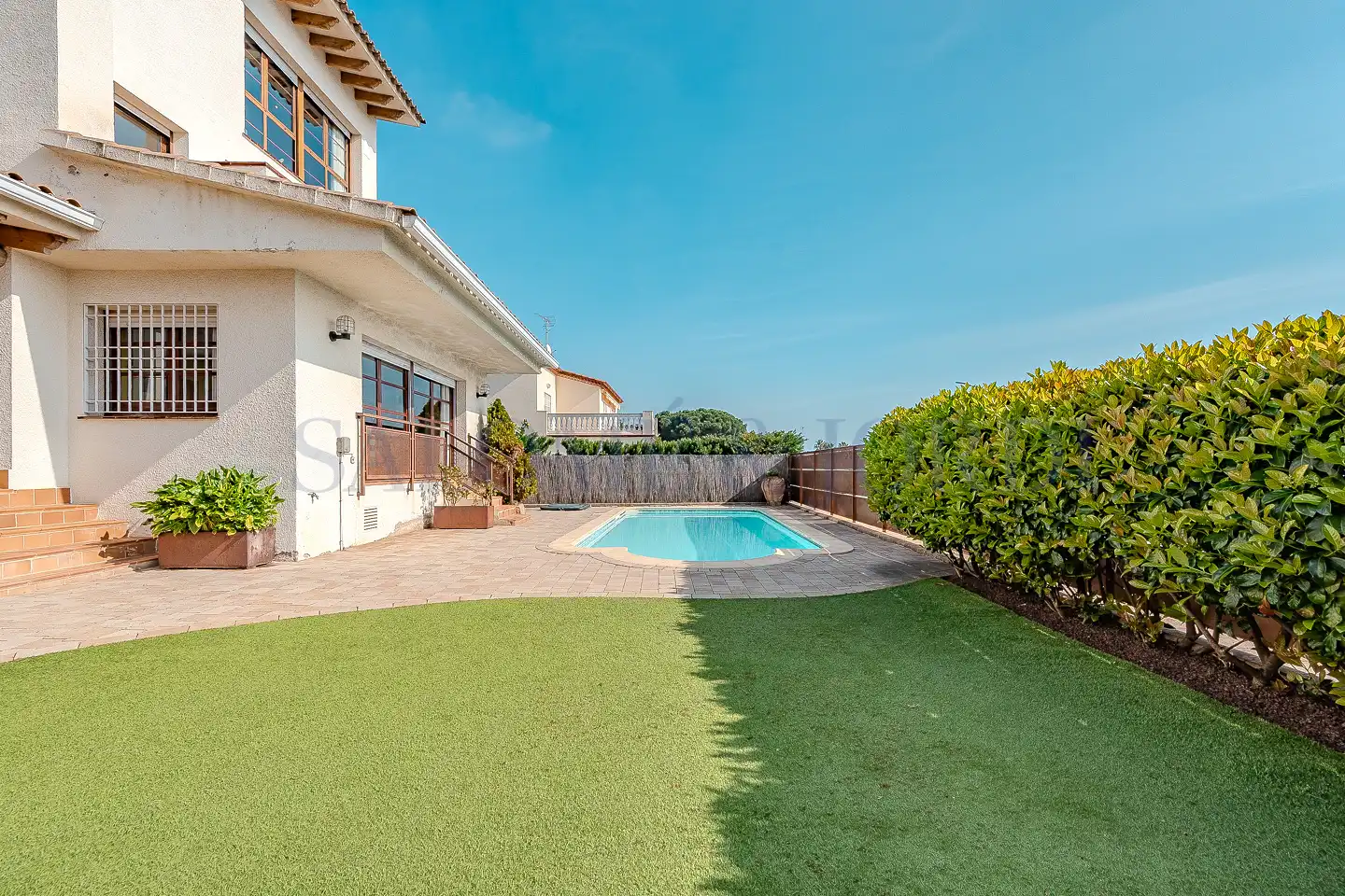 Schwimmbecken von Einfamilien-Reihenhaus zum Verkauf in Sant Andreu de Llavaneres mit Heizung, Privatgarten und Parkett