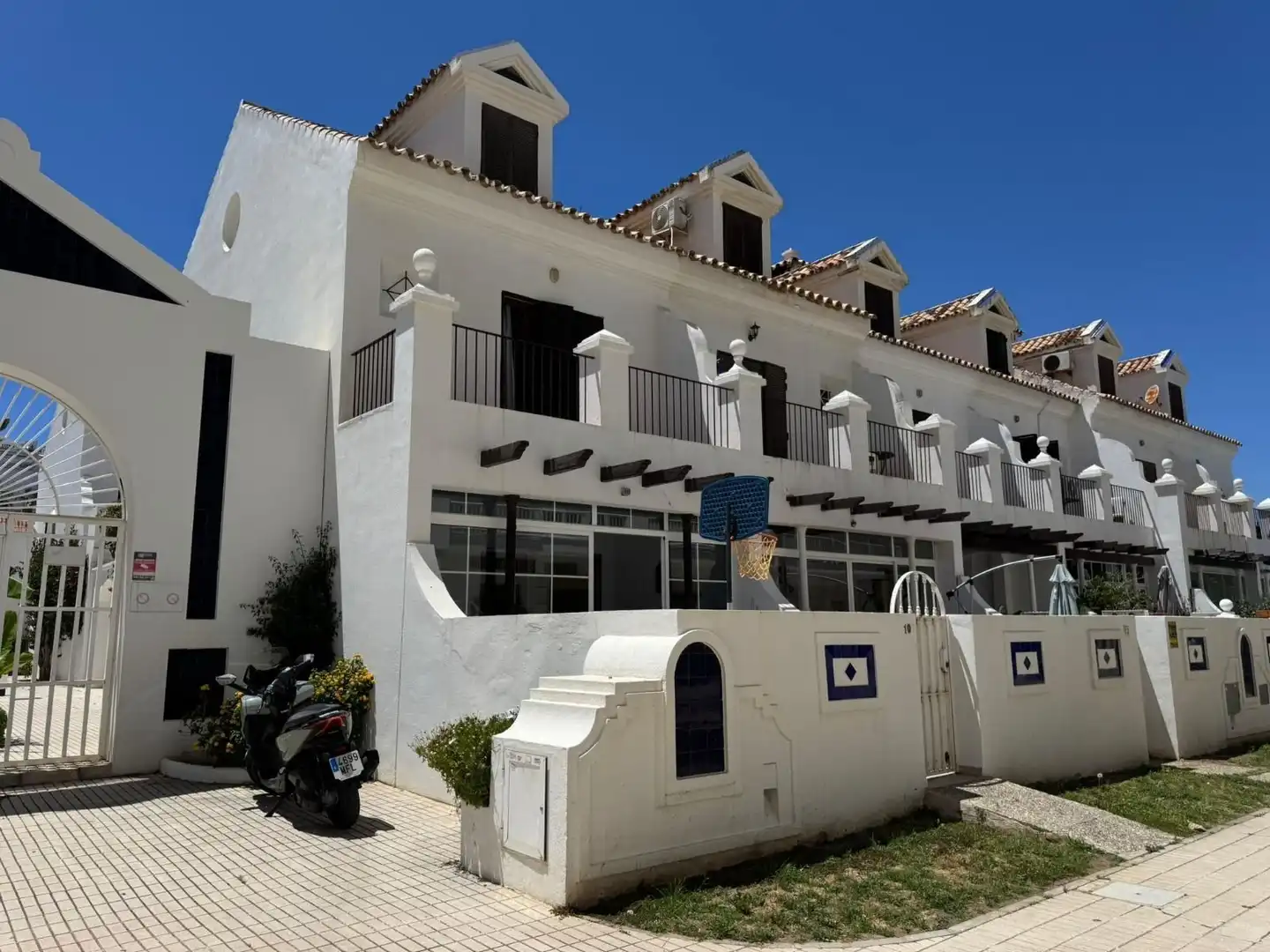 Außenansicht von Einfamilien-Reihenhaus zum Verkauf in Fuengirola mit Klimaanlage, Terrasse und Möbliert