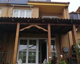 Vista exterior de Casa adosada en venda en Avilés amb Jardí privat, Parquet i Terrassa