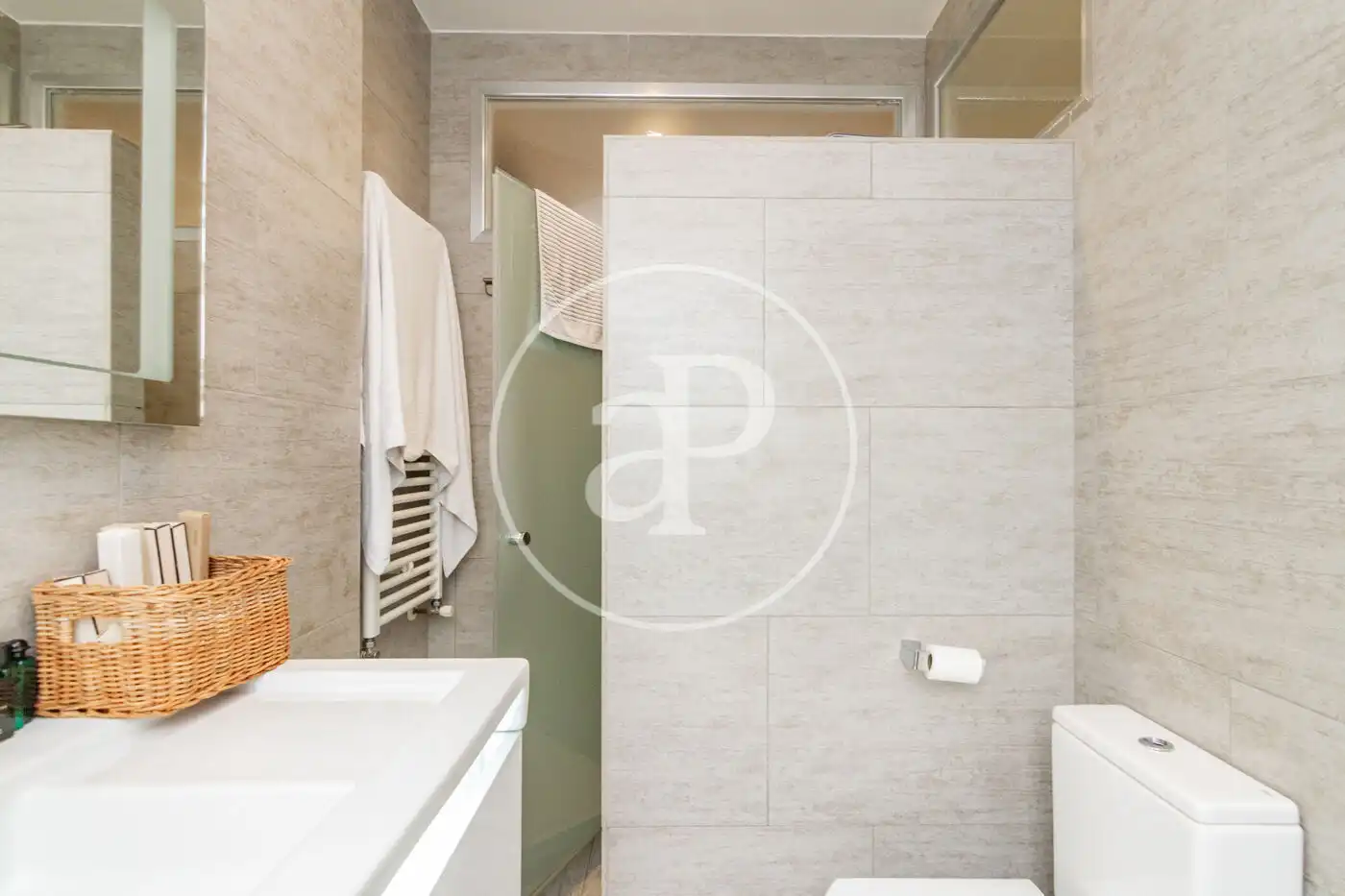 Badezimmer von Wohnung zum Verkauf in Madrid mit Klimaanlage, Heizung und Balkon