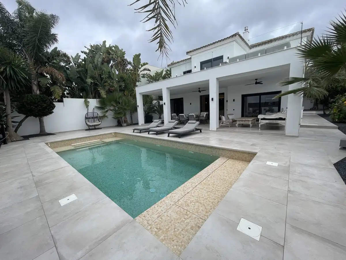 Vista exterior de Casa o chalet de alquiler en Marbella con Aire acondicionado, Jardín privado y Piscina