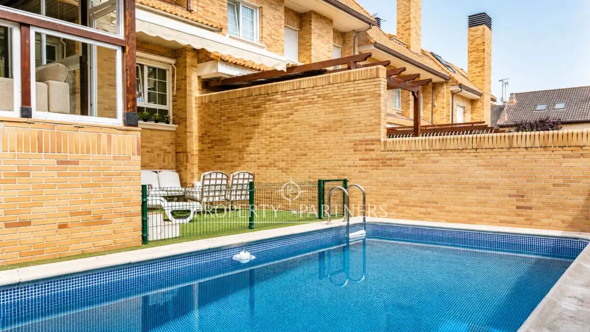 Piscina de Casa adosada en venta en Madrid con Aire acondicionado, Calefacción y Jardín privado