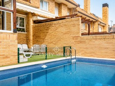 Adossat amb piscina en venda a Calle de Parma Madrid