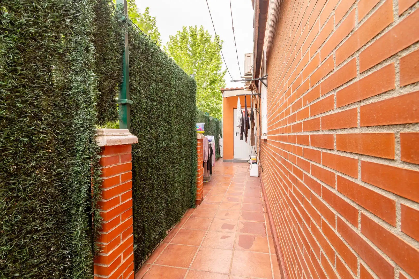 Vista exterior de Casa adosada en venda en Móstoles amb Aire condicionat, Jardí privat i Piscina