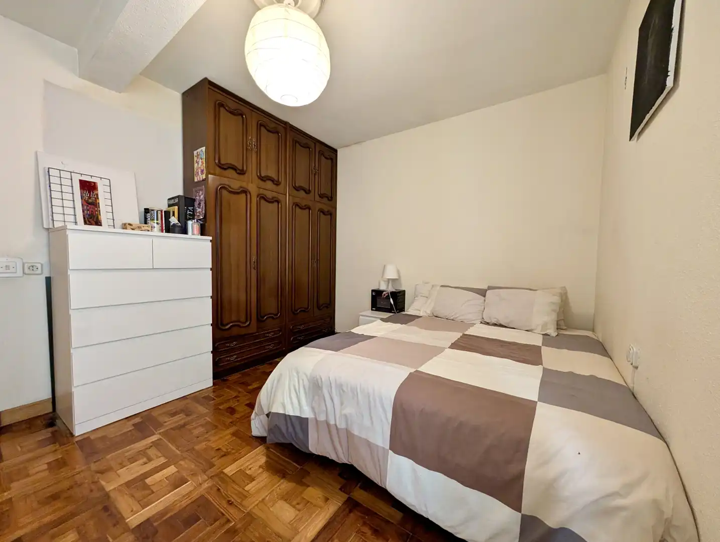 Dormitori de Pis en venda en Oviedo  amb Calefacció, Parquet i Traster