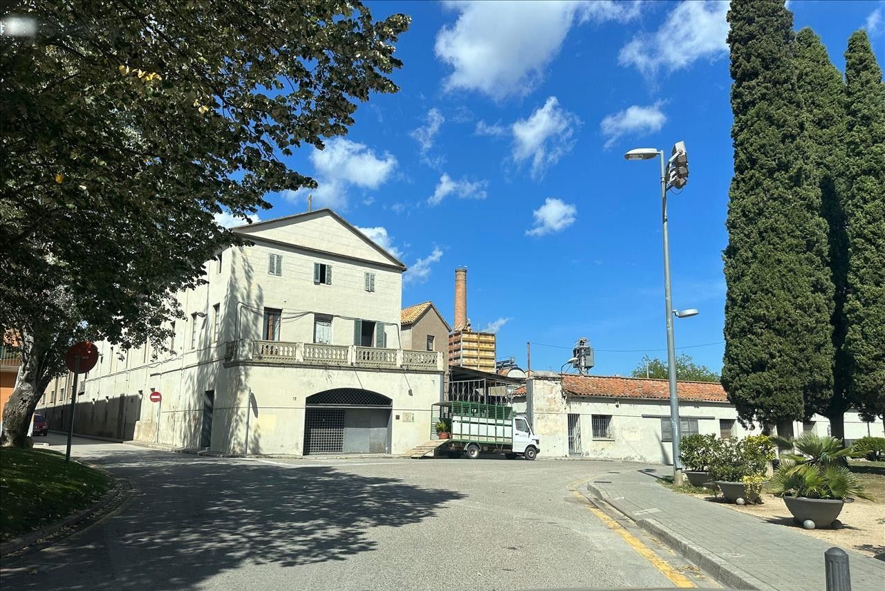 Vista exterior de Nau industrial en venda en Banyoles