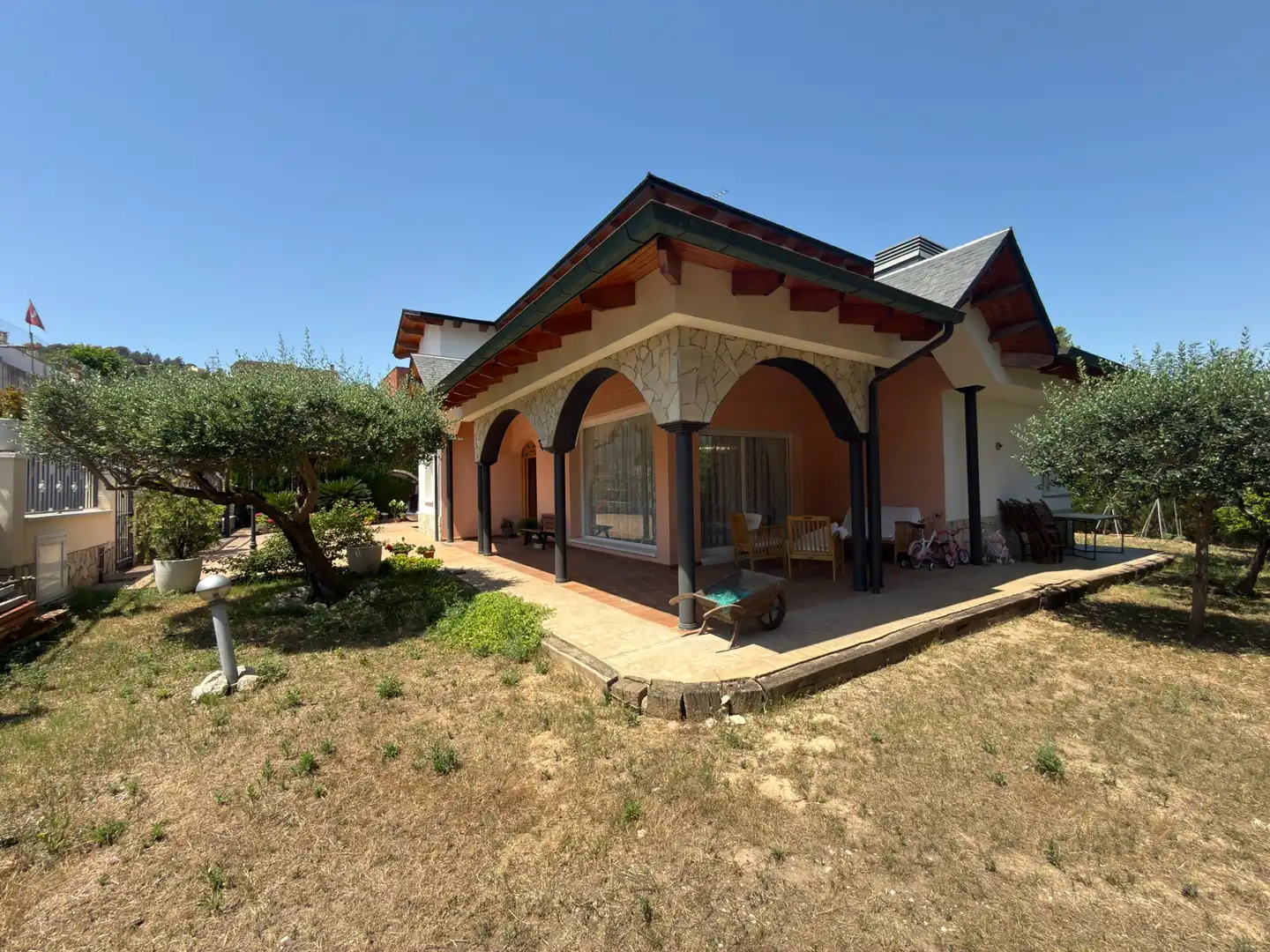 Vista exterior de Casa o xalet en venda en Sant Boi de Llobregat amb Calefacció, Jardí privat i Parquet