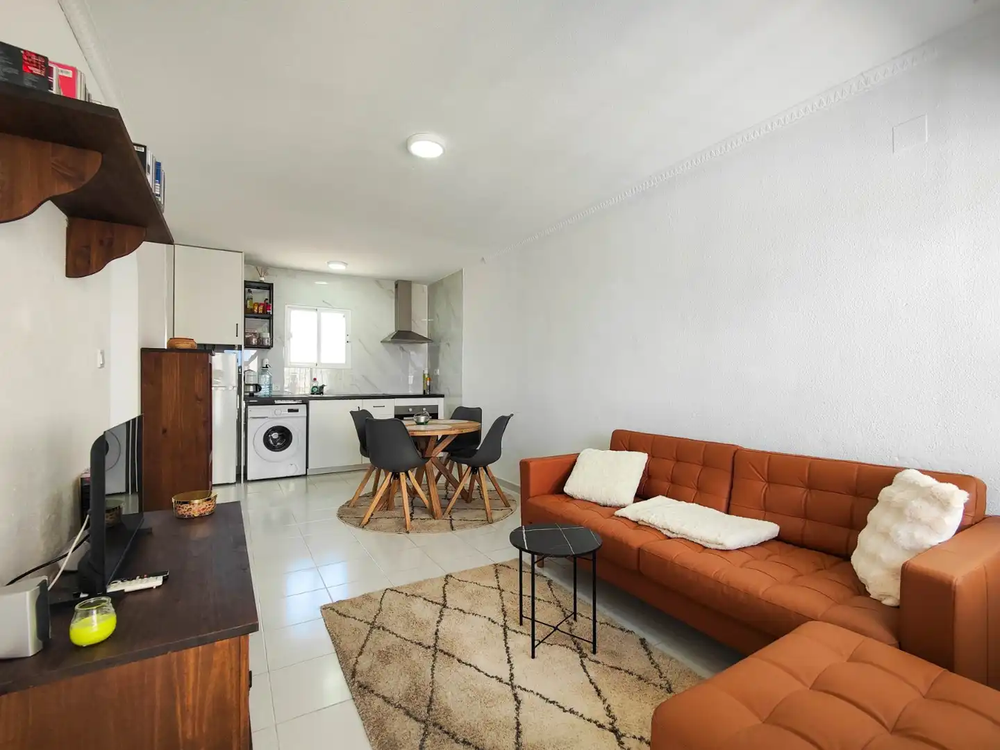 Wohnzimmer von Einfamilien-Reihenhaus zum Verkauf in Torrevieja mit Klimaanlage, Privatgarten und Terrasse