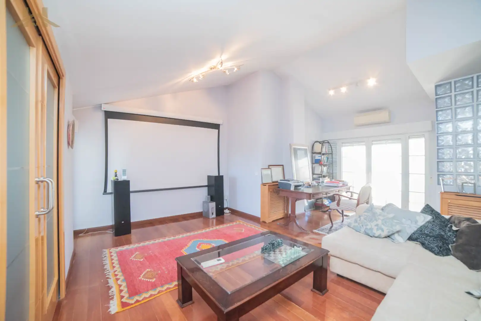 Sala d'estar de Casa adosada en venda en Tres Cantos amb Aire condicionat, Calefacció i Jardí privat