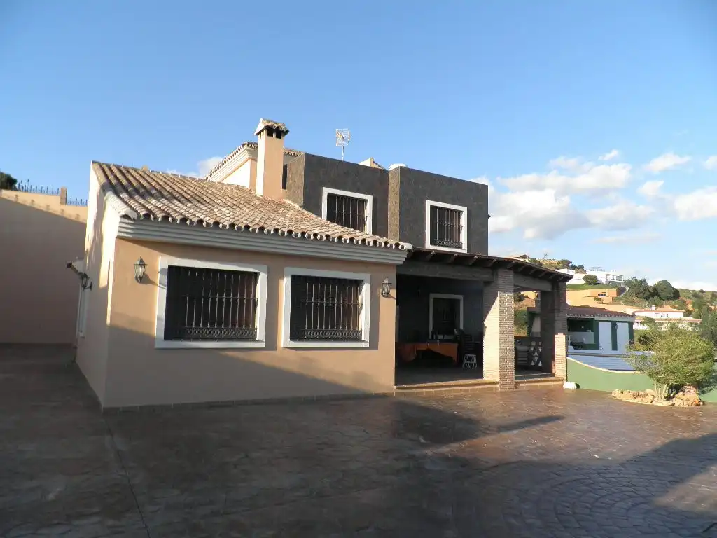 Villa mit Pool zum Verkauf in Calle Parque Central 5