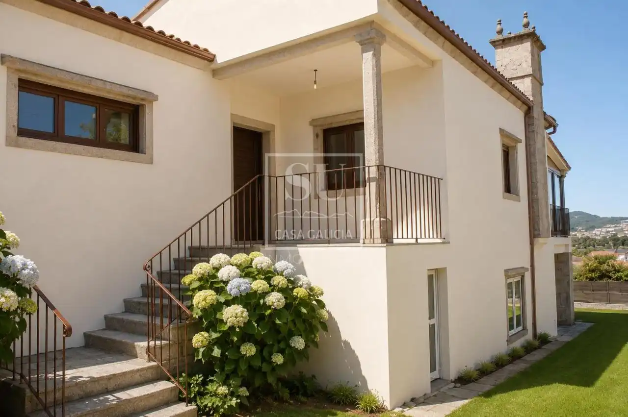 Vista exterior de Casa o xalet en venda en Nigrán amb Calefacció, Jardí privat i Terrassa