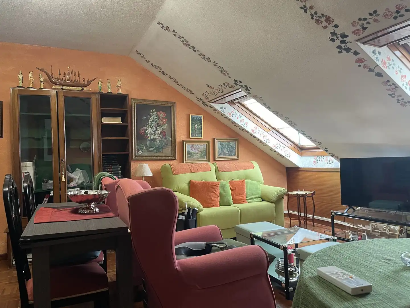 Wohnzimmer von Dachboden zum Verkauf in Aranjuez mit Klimaanlage und Heizung