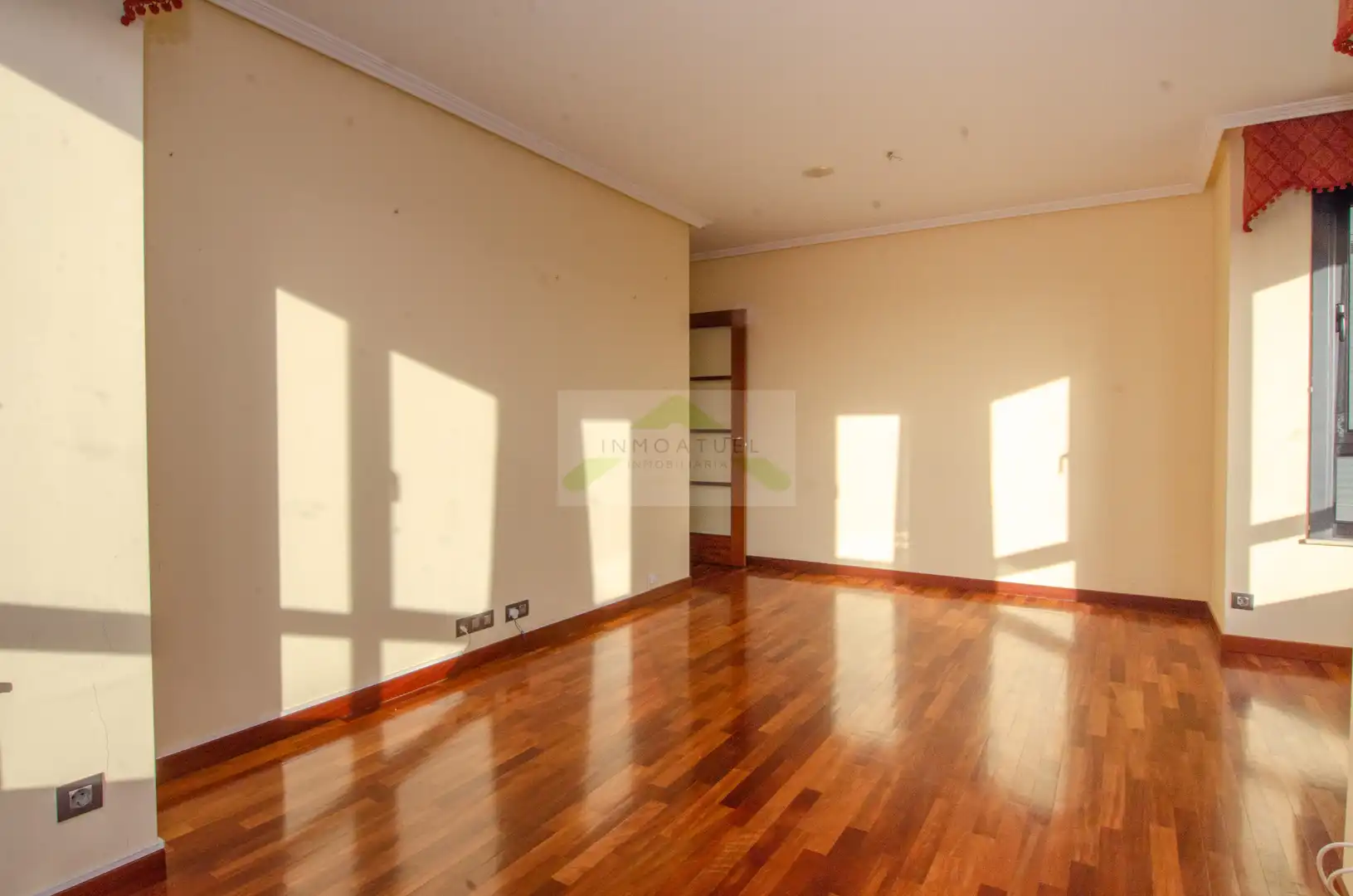 Wohnzimmer von Wohnung zum Verkauf in A Coruña Capital  mit Heizung, Parkett und Abstellraum