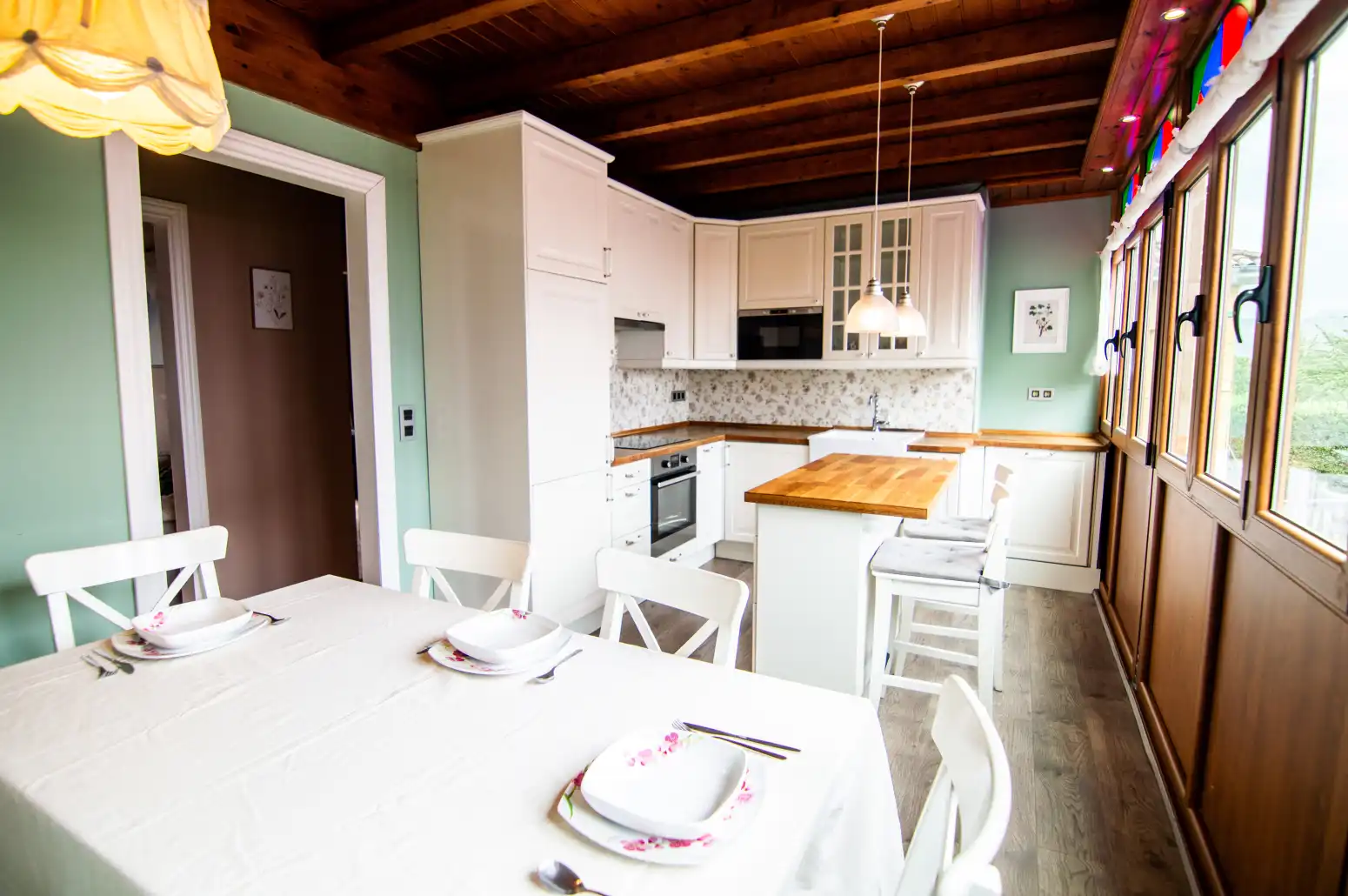 Cuina de Casa o xalet en venda en Salas amb Calefacció, Parquet i Moblat