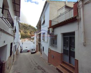 Vista exterior de Casa adosada en venda en Cambil amb Terrassa