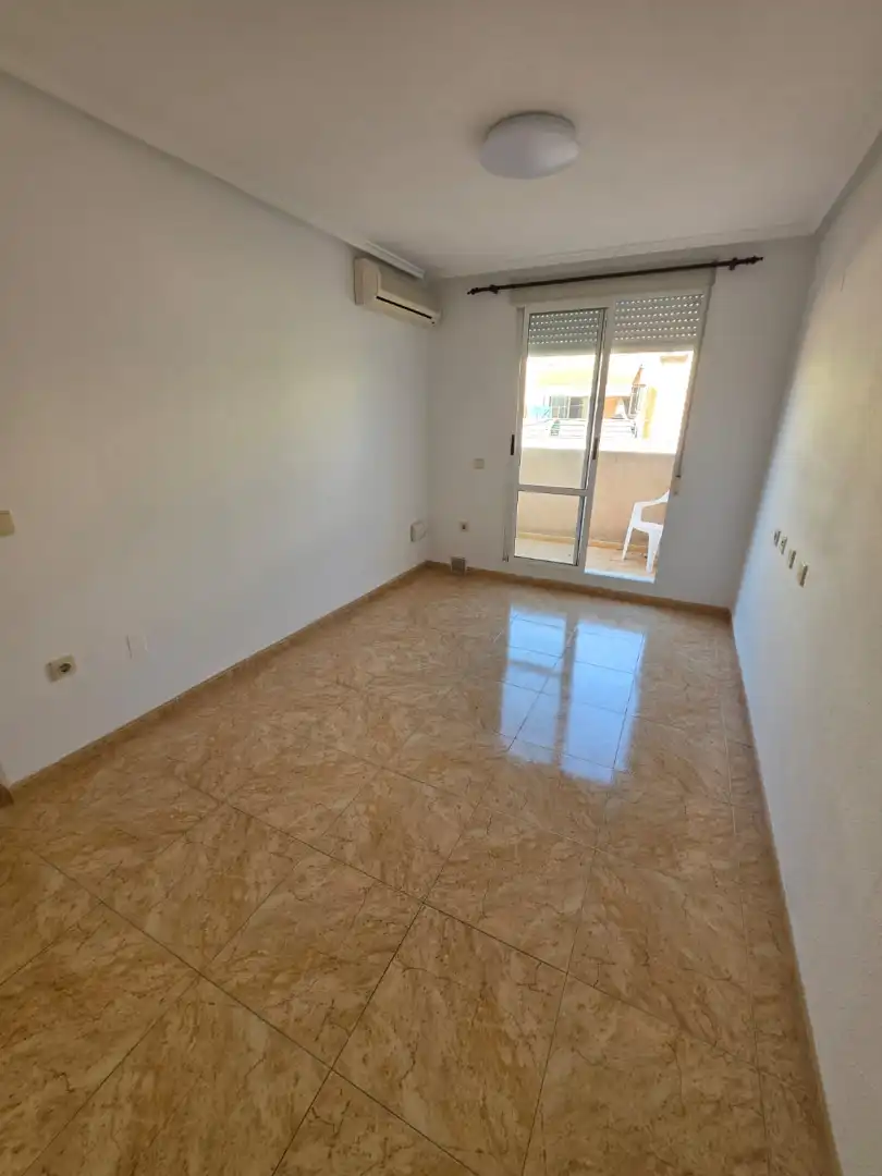 Sala d'estar de Apartament en venda en Torrevieja amb Aire condicionat, Terrassa i Forn