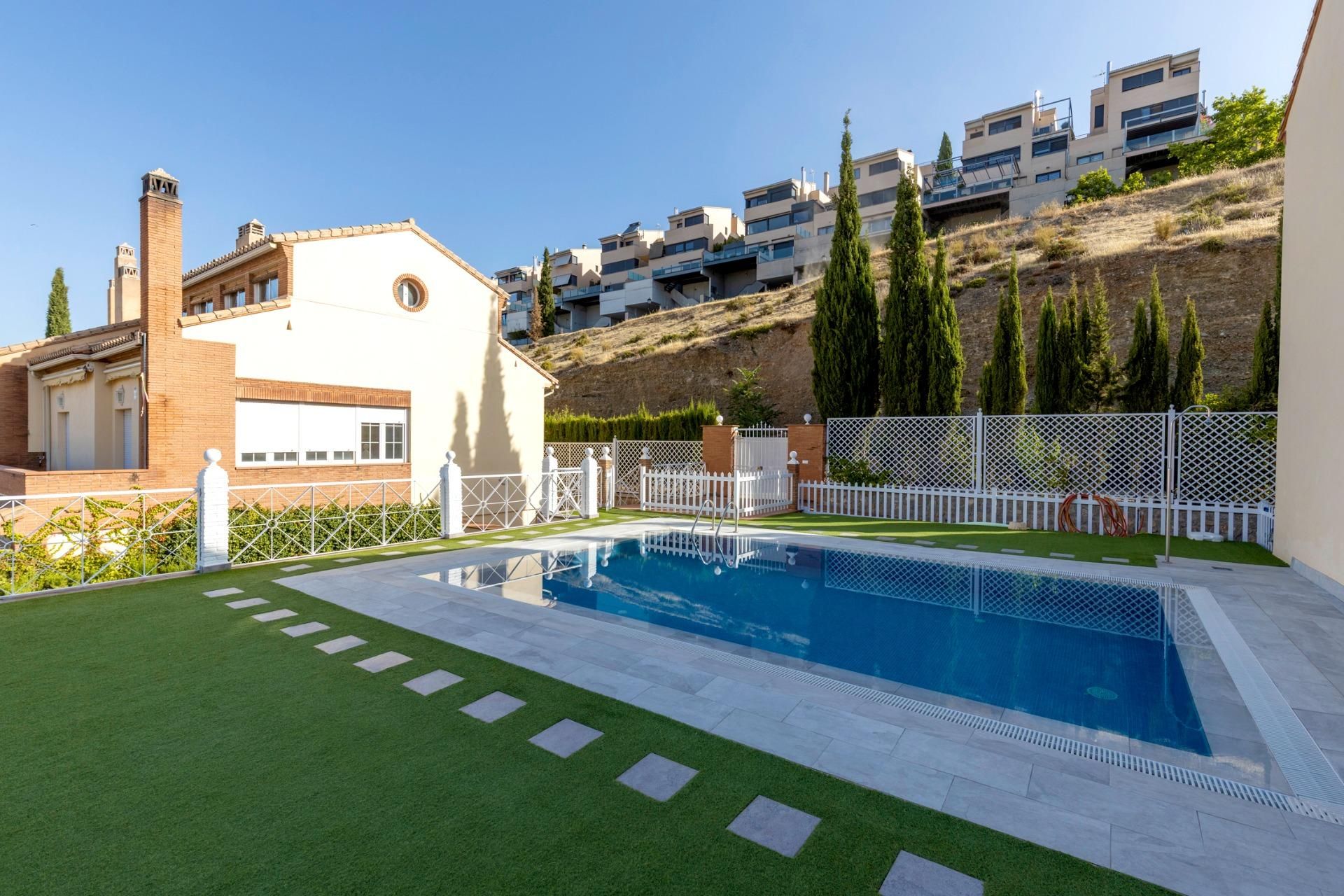 Swimming pool of Single-family semi-detached for sale in  Granada Capital  with Air Conditioner, Heating and Terrace