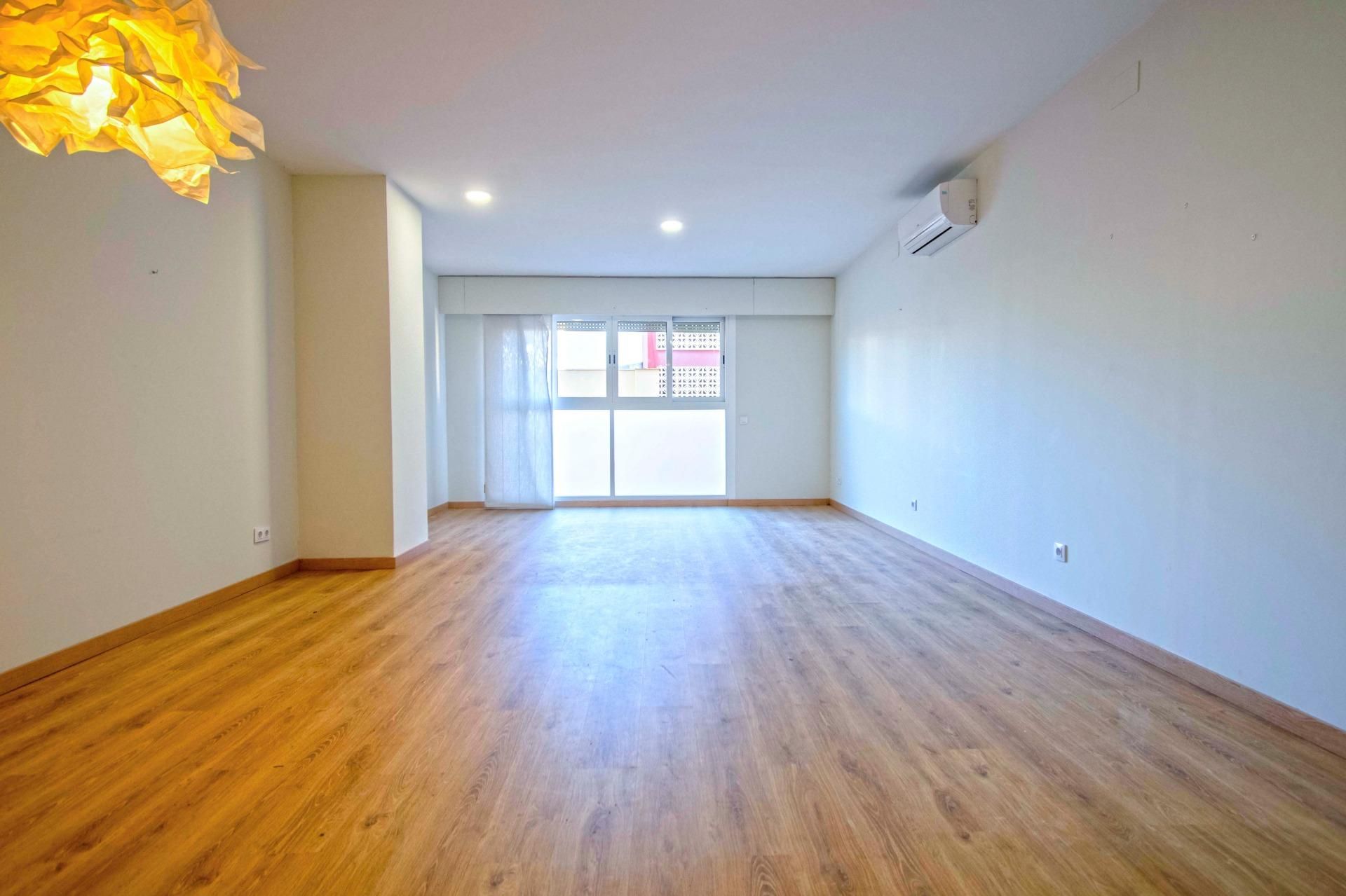 Living room of Flat for sale in  Sevilla Capital  with Air Conditioner