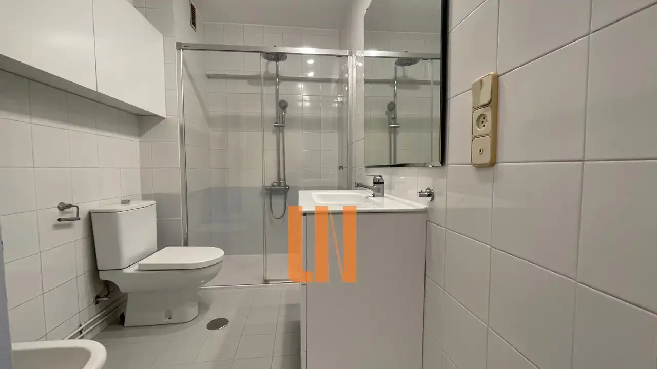 Badezimmer von Wohnung zur Miete in A Coruña Capital  mit Heizung, Parkett und Ofen