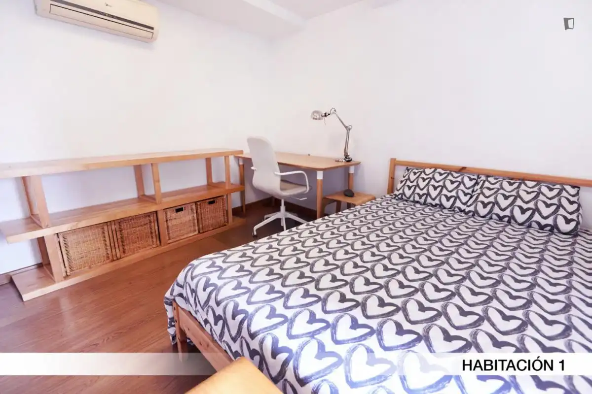 Habitación de Apartamento para compartir en Sevilla con Aire acondicionado, Calefacción y Amueblado