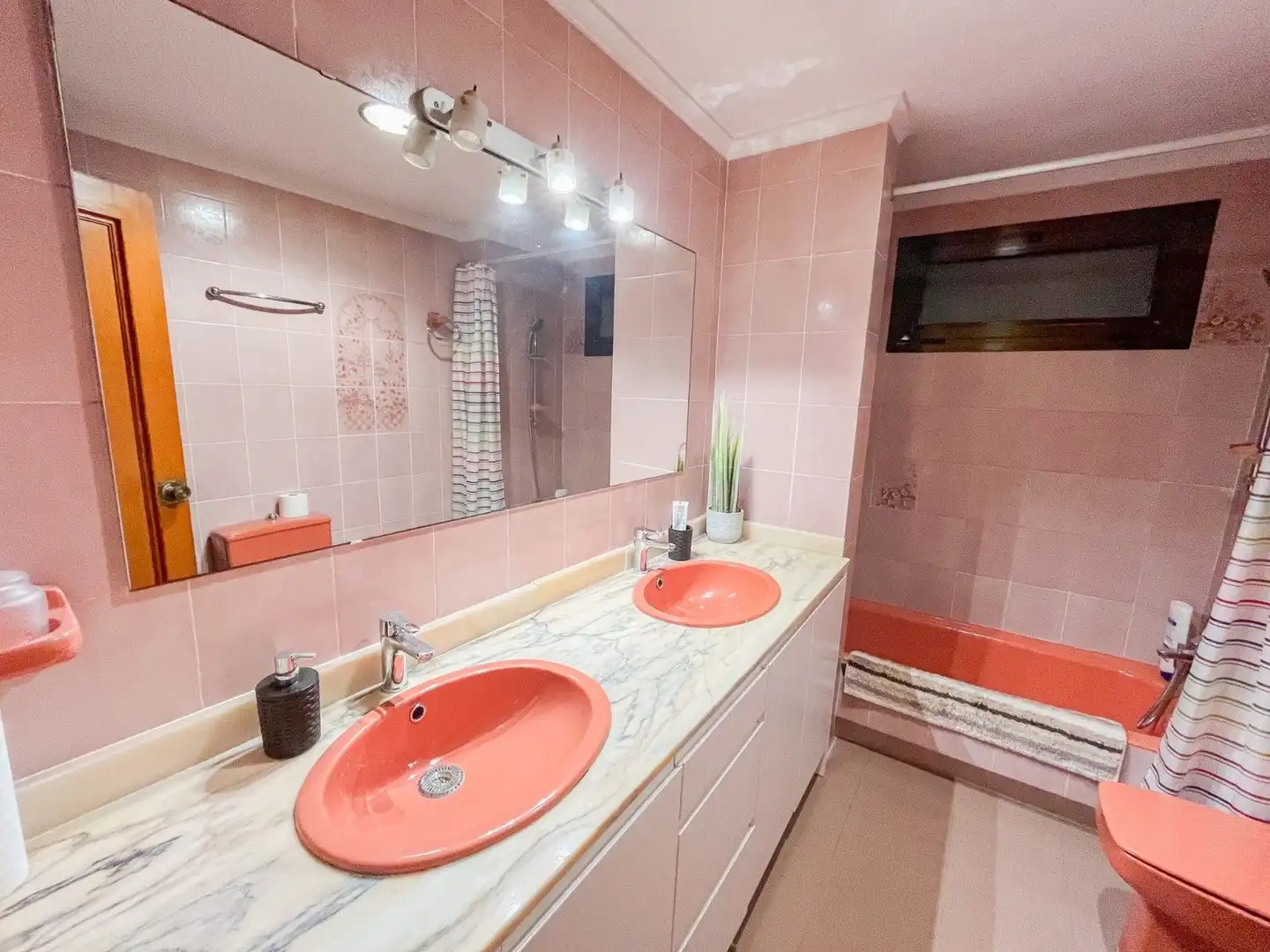 Baño de Apartamento en venta en Alicante / Alacant con Calefacción y Amueblado