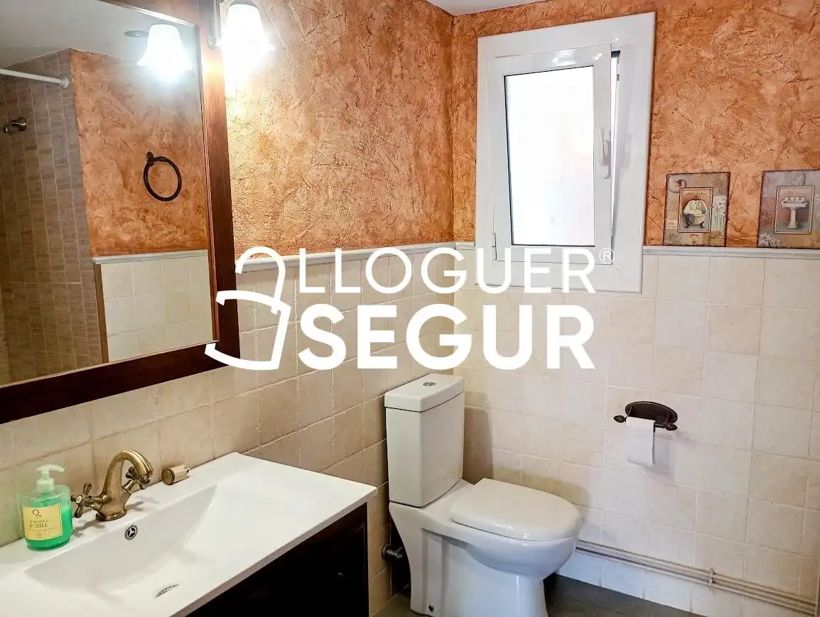 Baño de Piso de alquiler en Piera con Aire acondicionado, Calefacción y Terraza
