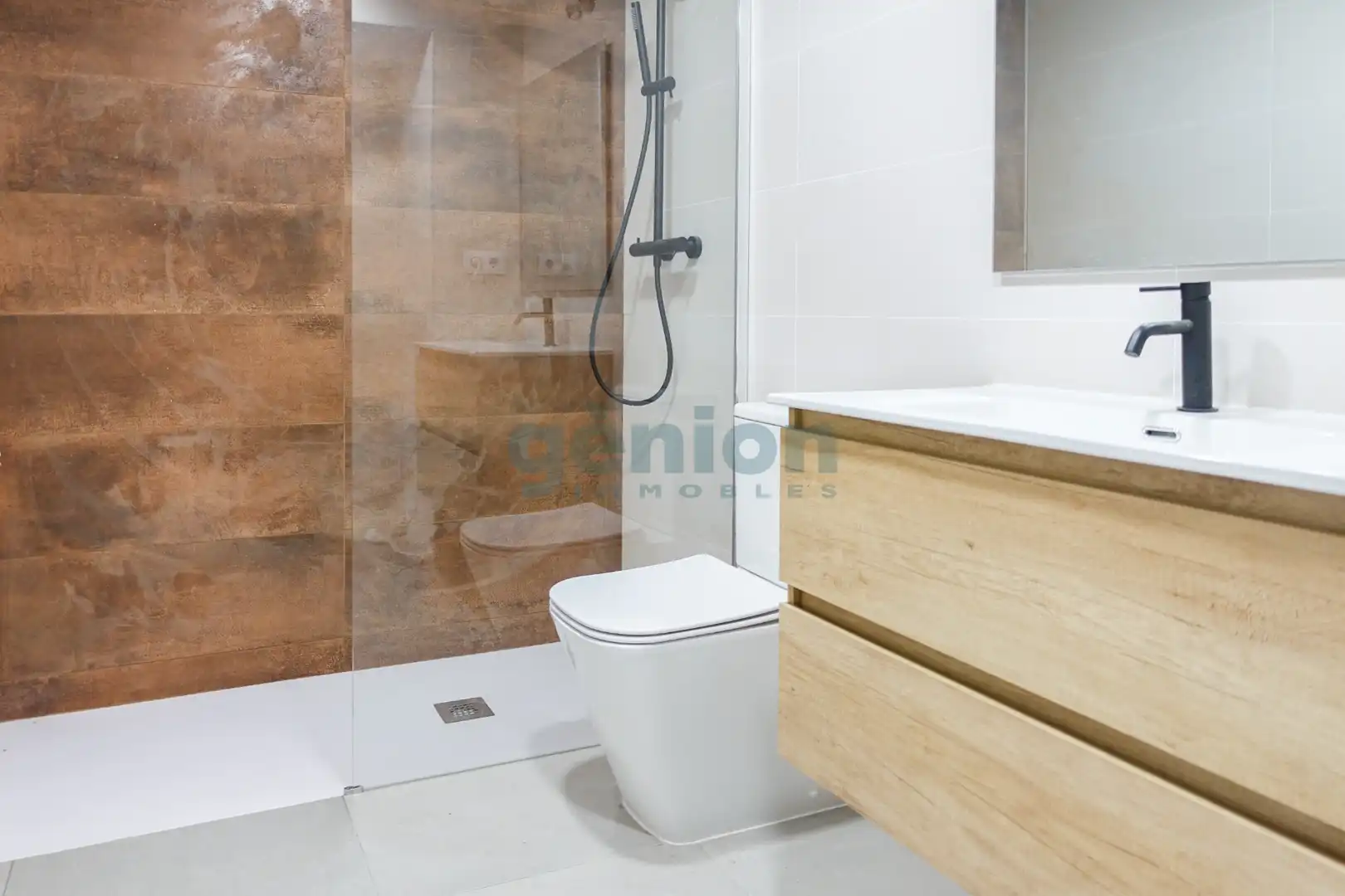Baño de Piso en venta en Girona con Aire acondicionado y Calefacción