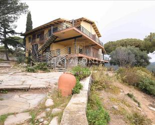 Vista exterior de Casa o xalet en venda en Mataró amb Jardí privat i Piscina