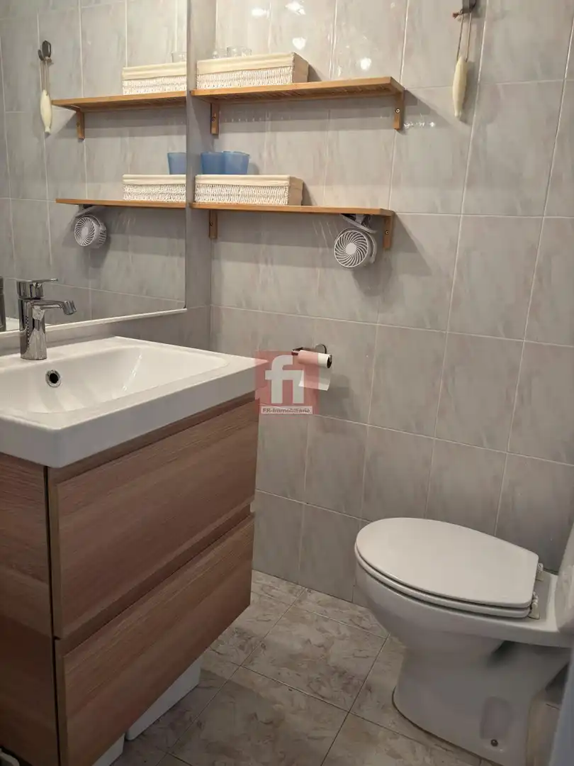 Baño de Piso de alquiler en El Vendrell con Terraza y Amueblado