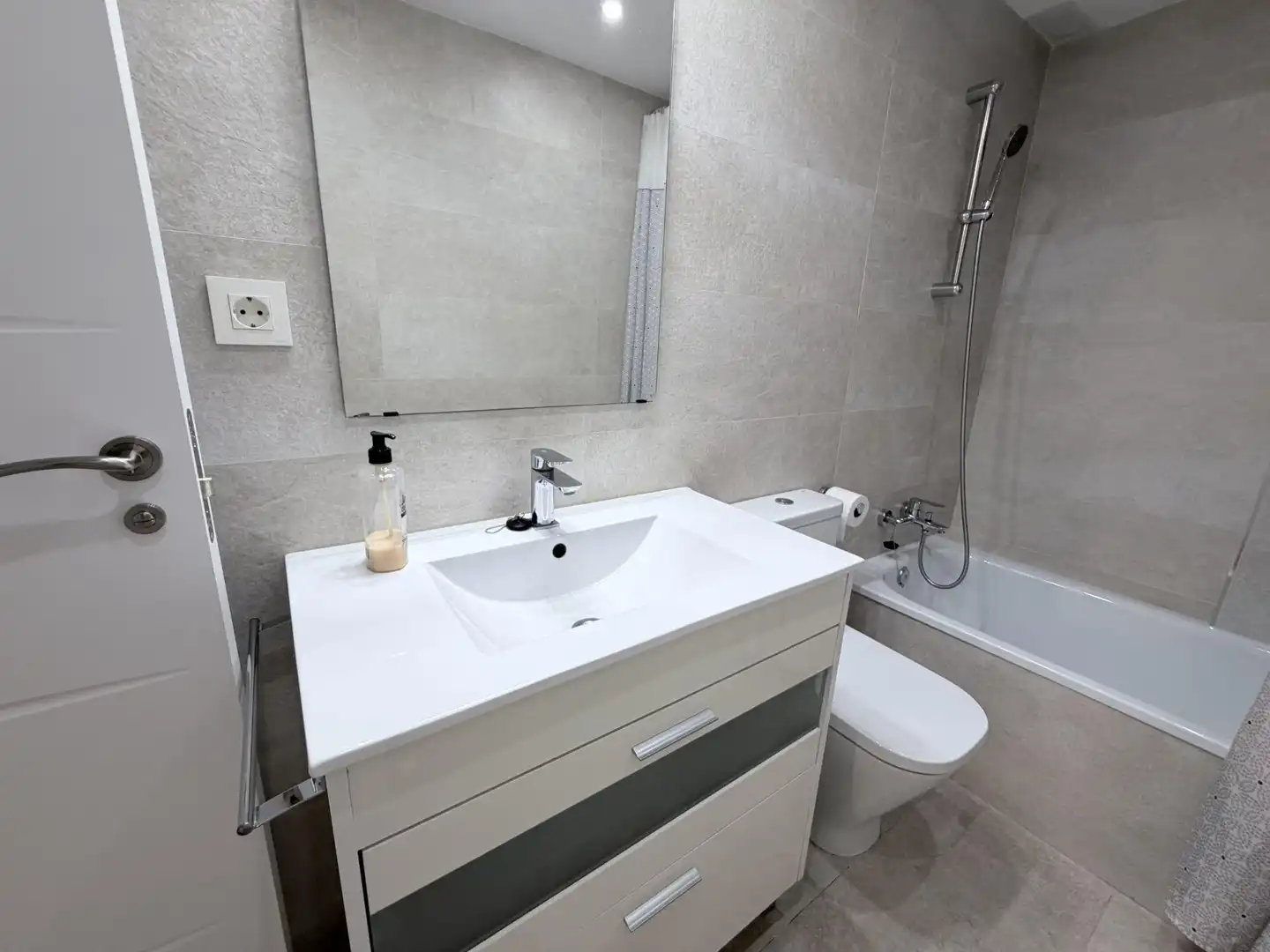 Badezimmer von Wohnung zur Miete in Zaragoza mit Klimaanlage, Heizung und Terrasse