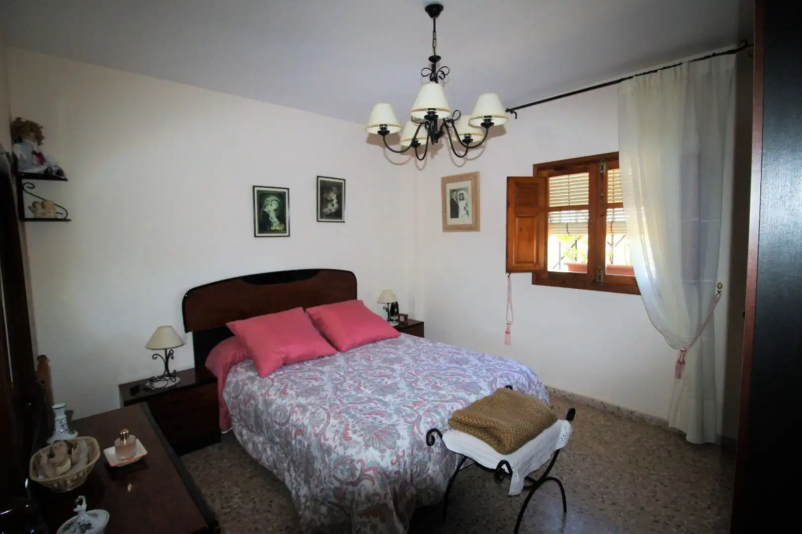 Dormitori de Casa o xalet en venda en Chiva amb Jardí privat, Terrassa i Traster