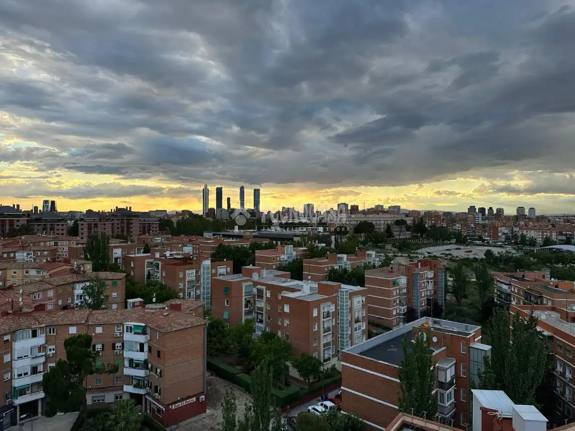 Vista exterior de Piso en venta en Madrid con Piscina comunitaria