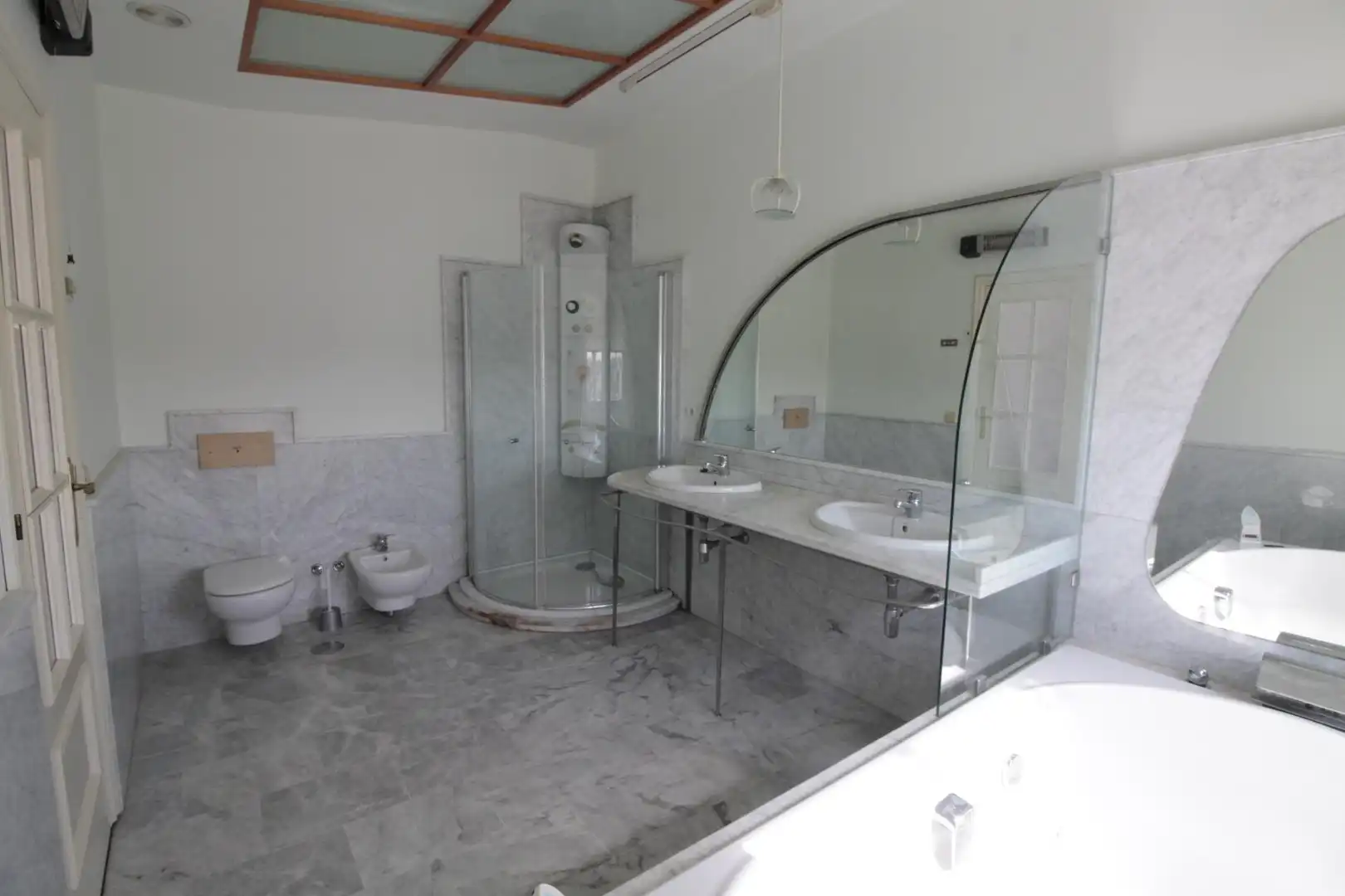 Baño de Piso en venta en Sevilla con Balcón y Jacuzzi
