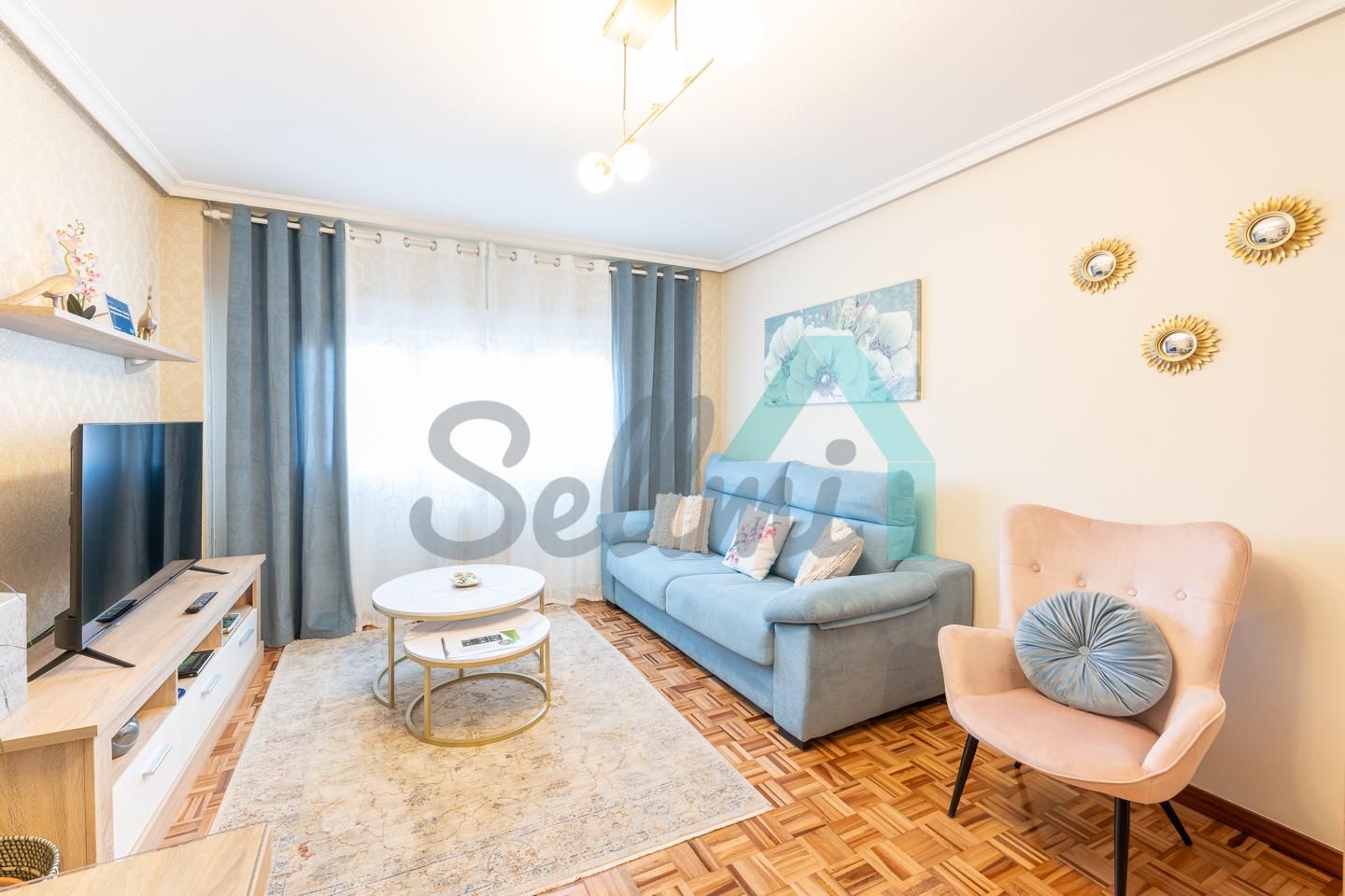 Sala de estar de Piso en venta en Oviedo  con Calefacción, Parquet y Trastero