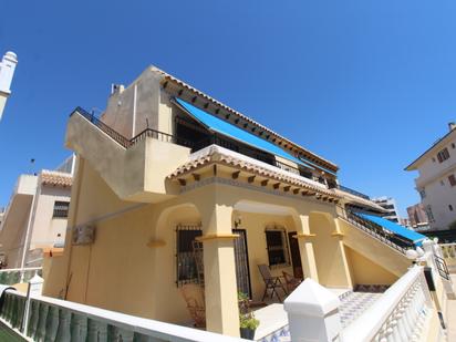 Vista exterior de Casa o xalet en venda en Torrevieja amb Aire condicionat, Terrassa i Balcó