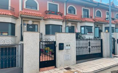 Vista exterior de Casa adosada en venda en Valverde de la Virgen amb Terrassa