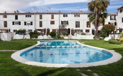 Piscina de Casa adosada en venda en Torredembarra amb Jardí privat, Terrassa i Traster