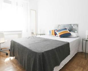 Bedroom of Flat to share in  Madrid Capital  with Washing machine and Internet